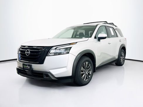 Used 2023 Nissan Pathfinder SV w/ SV Premium Package image 3