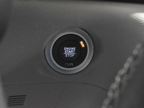 Used 2023 Chrysler Pacifica Touring-L FWD image 14