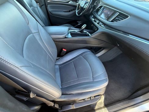 Used 2020 Buick Enclave Essence image 10
