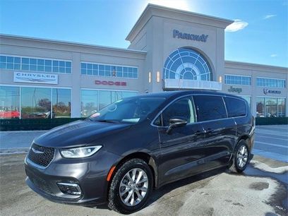 Used 2023 Chrysler Pacifica Touring-L