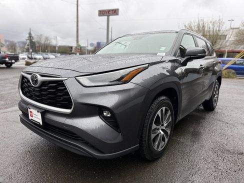 Certified 2023 Toyota Highlander XLE image 4