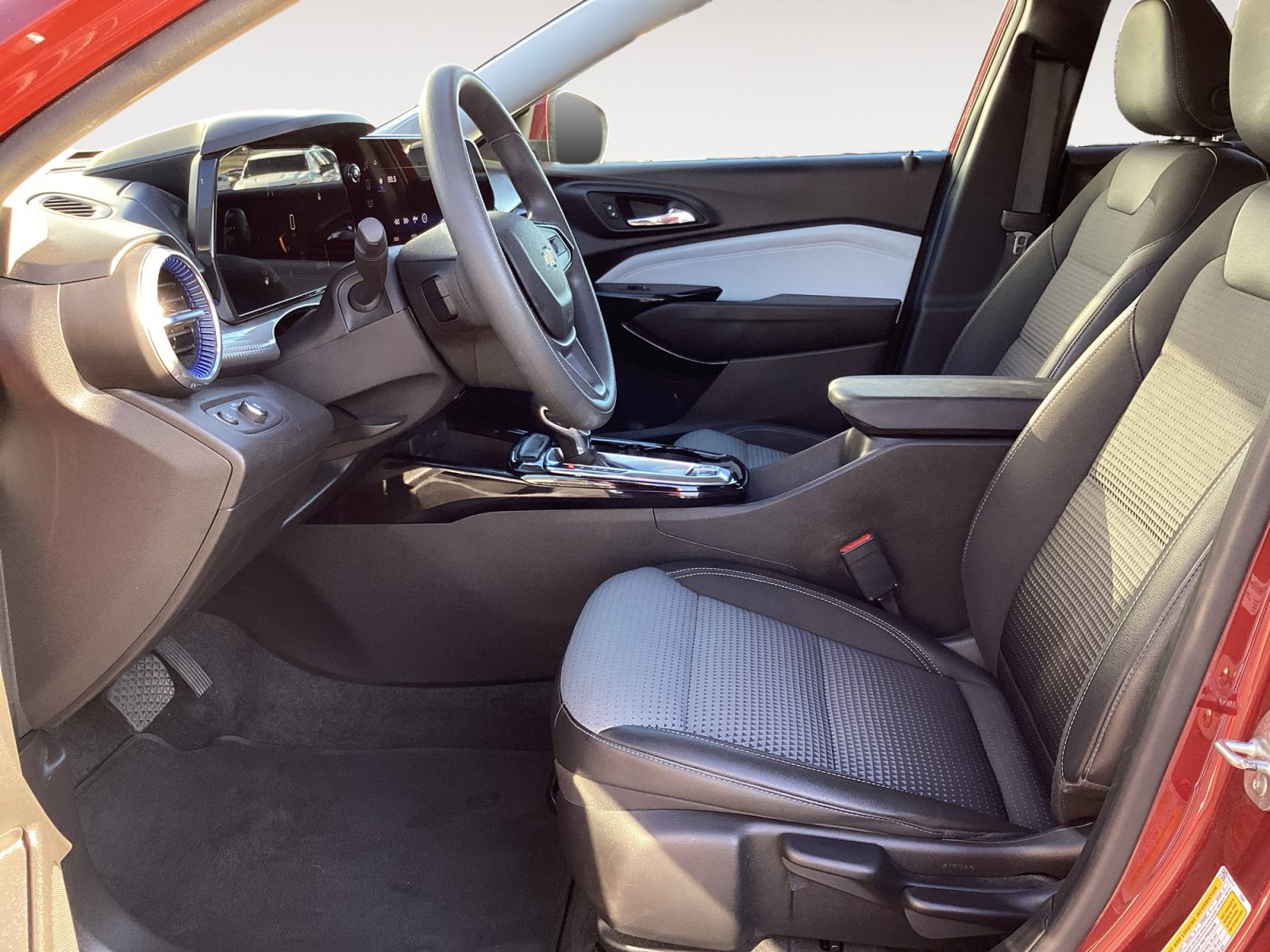 Used 2025 Chevrolet Trax LT FWD image 25