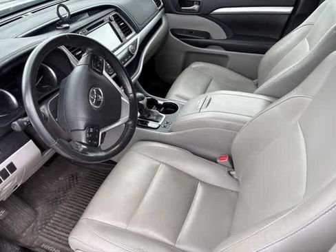 Used 2018 Toyota Highlander XLE AWD/4WD image 9