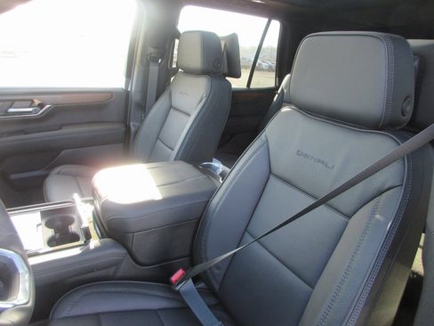 New 2026 GMC Yukon Denali w/ Denali Reserve Package image 13