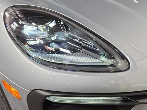 Certified 2025 Porsche Macan AWD/4WD image 12