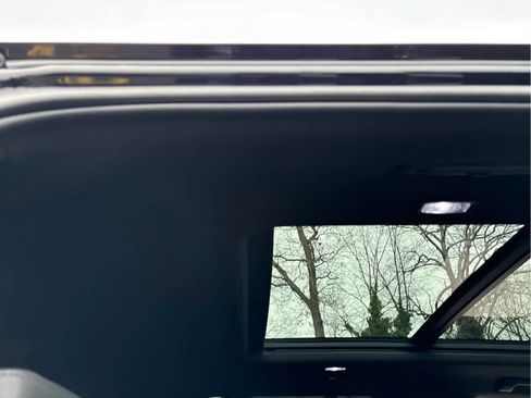 Used 2023 Chevrolet Suburban LT w/ Luxury Package image 34