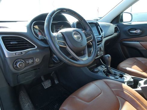 Used 2019 Jeep Cherokee Overland AWD/4WD image 23