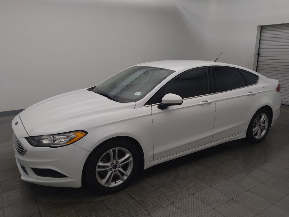 Used 2018 Ford Fusion SE w/ Fusion SE Technology Package FWD image 2