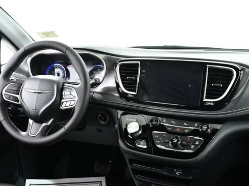 Used 2026 Chrysler Pacifica Select FWD image 9