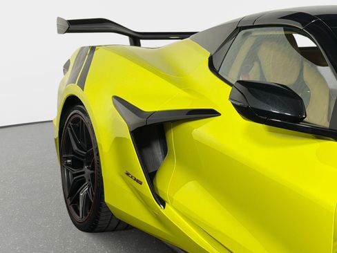Used 2023 Chevrolet Corvette Z06 w/ Z07 Performance Package RWD image 26