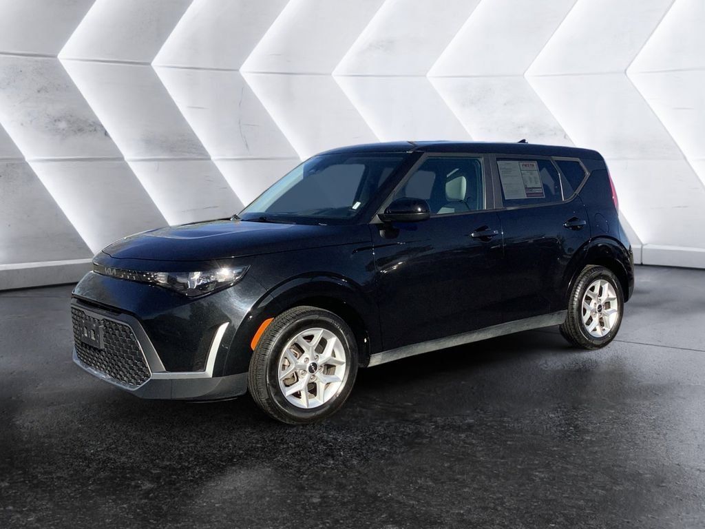 Used 2023 Kia Soul LX w/ Option Group 015 FWD image 3