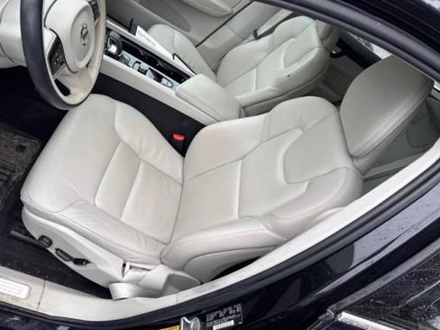 Used 2023 Volvo XC60 B5 Plus w/ Climate Package image 5