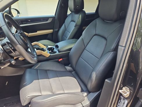 Certified 2024 Porsche Cayenne AWD/4WD image 5