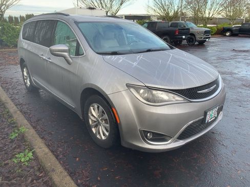 Used 2017 Chrysler Pacifica Touring-L image 5