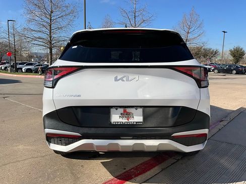 Used 2025 Kia Sportage LX image 7