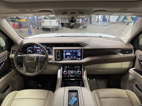 Used 2021 GMC Yukon Denali w/ Denali Premium Package AWD/4WD image 15