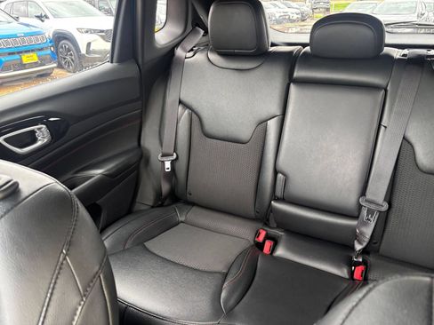Used 2025 Jeep Compass Trailhawk AWD/4WD image 38