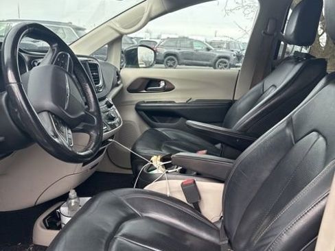 Used 2019 Chrysler Pacifica Touring-L FWD image 4