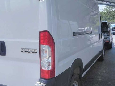 Used 2024 RAM ProMaster 2500 w/ Convenience Group FWD image 4
