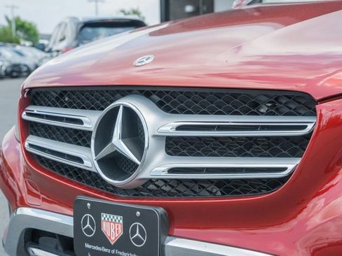 Used 2019 Mercedes-Benz GLC 300 w/ Parking Assistance Package image 11