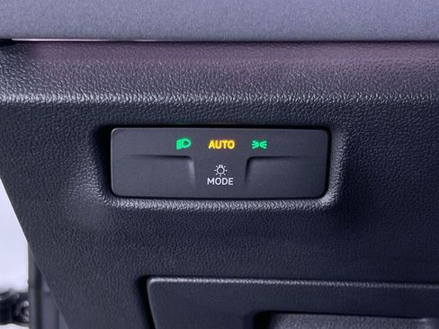 Used 2025 Volkswagen Tiguan SE image 28