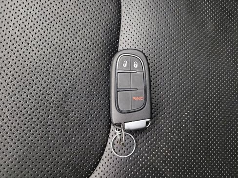 Used 2019 Jeep Cherokee Limited image 32