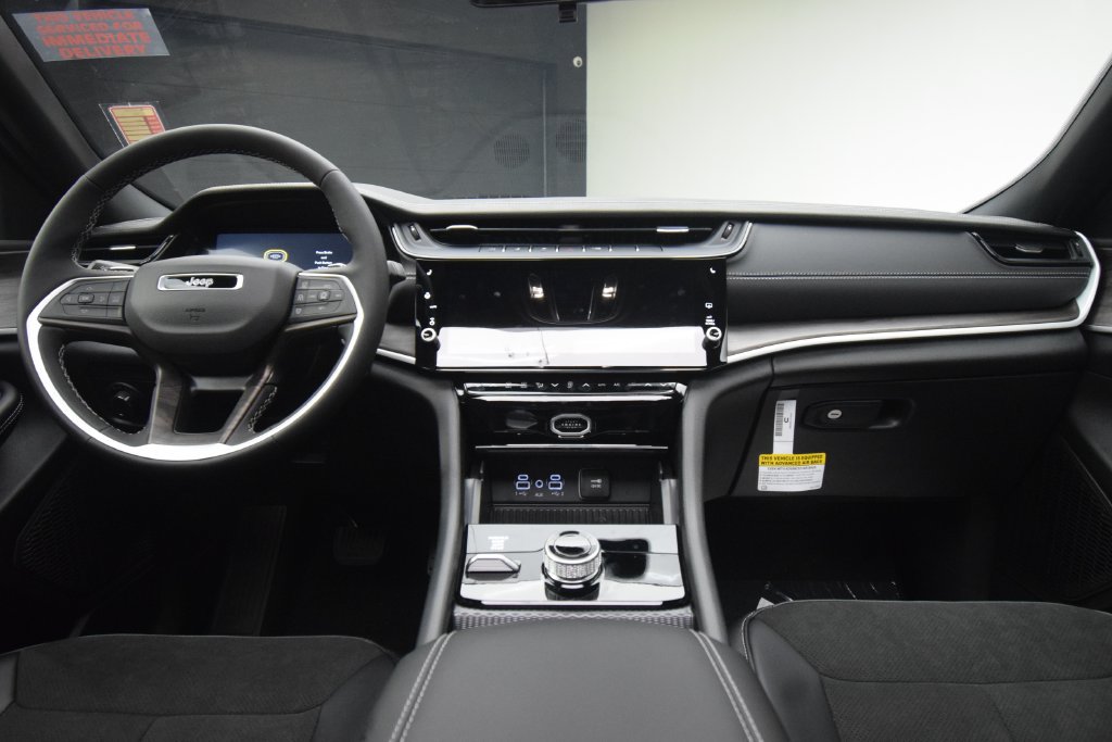 New 2027 Jeep Grand Cherokee Altitude AWD/4WD image 37