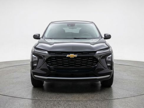 Used 2025 Chevrolet Blazer LT image 2