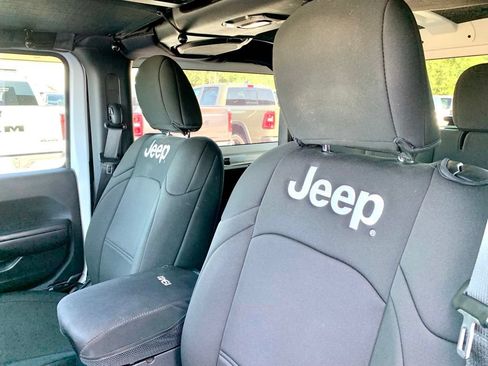 Used 2018 Jeep Wrangler Sport AWD/4WD image 13