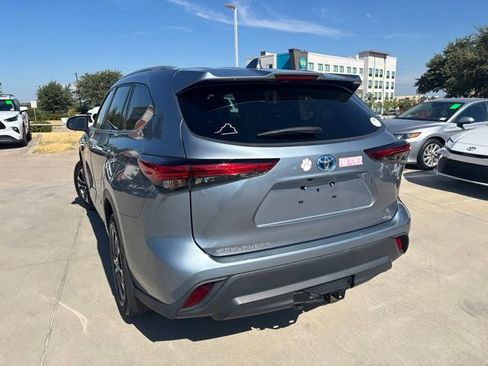 Used 2022 Toyota Highlander XLE AWD/4WD image 4