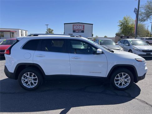 Used 2017 Jeep Cherokee Latitude w/ Comfort/Convenience Group FWD image 4