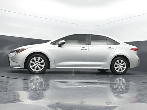 Used 2025 Toyota Corolla LE FWD image 36