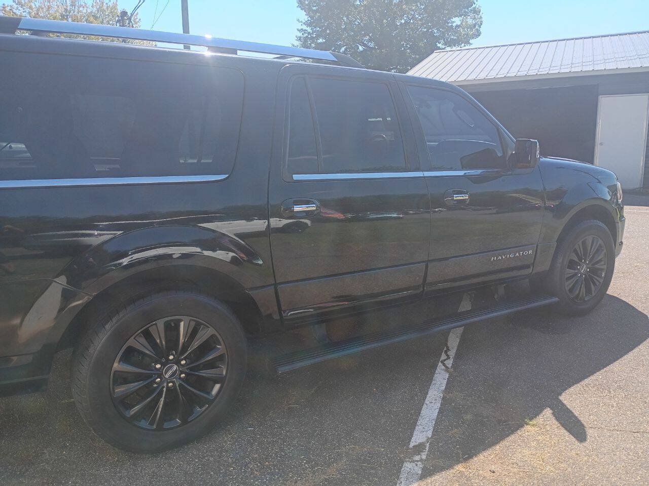 Used 2016 Lincoln Navigator L Select AWD/4WD image 3