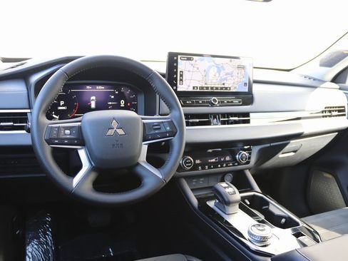 Used 2025 Mitsubishi Outlander SE image 3