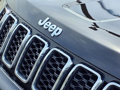 Used 2018 Jeep Grand Cherokee Laredo AWD/4WD image 27