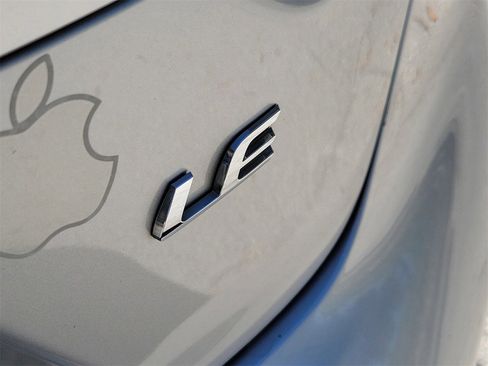 Used 2021 Toyota Corolla LE image 7