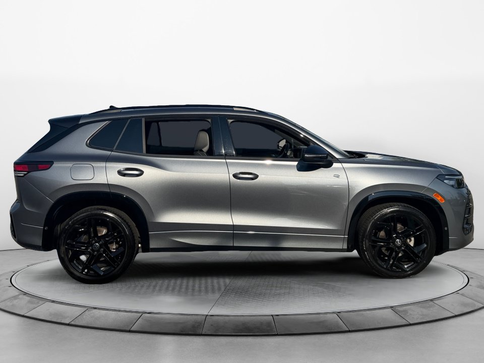 Certified 2026 Volkswagen Tiguan SE R-Line FWD image 8