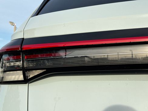 New 2026 Volkswagen Taos SE image 10