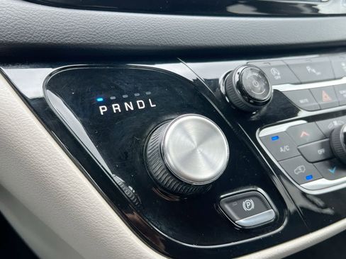Used 2018 Chrysler Pacifica Touring-L Plus FWD image 32