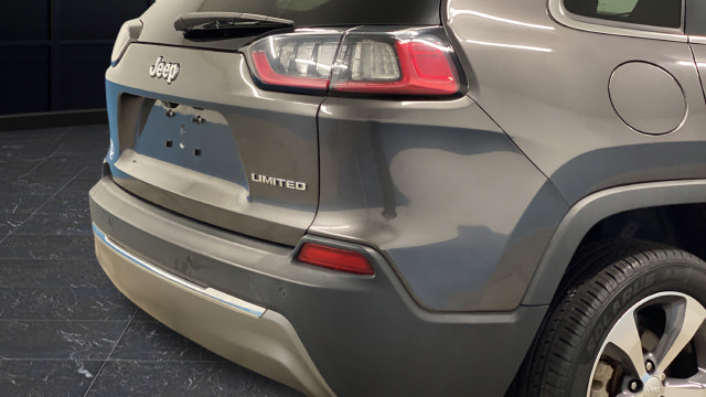 Used 2019 Jeep Cherokee Limited FWD image 38
