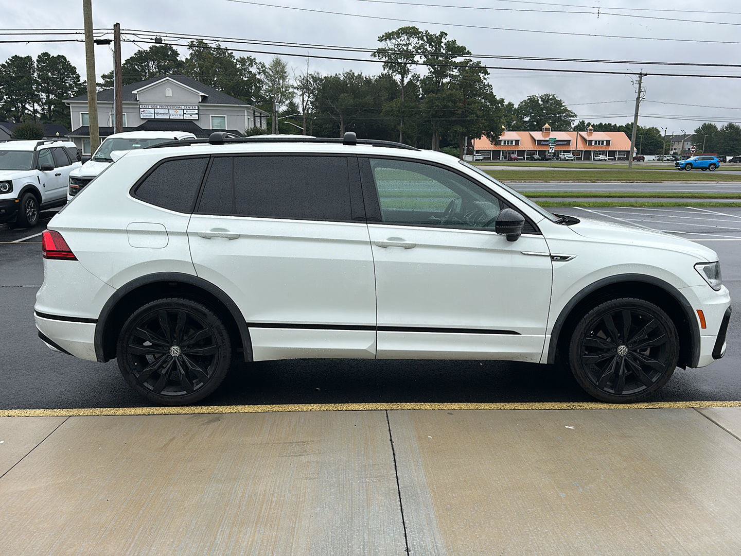 Used 2021 Volkswagen Tiguan SE R-Line AWD/4WD image 4