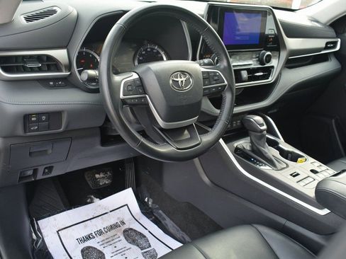 Used 2023 Toyota Highlander XLE image 11