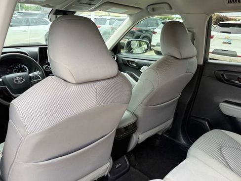Used 2023 Toyota Highlander L FWD image 25