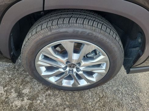 Used 2020 Toyota Highlander Limited FWD image 9