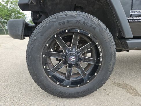 Used 2017 Jeep Wrangler Unlimited Sport w/ Connectivity Group AWD/4WD image 30