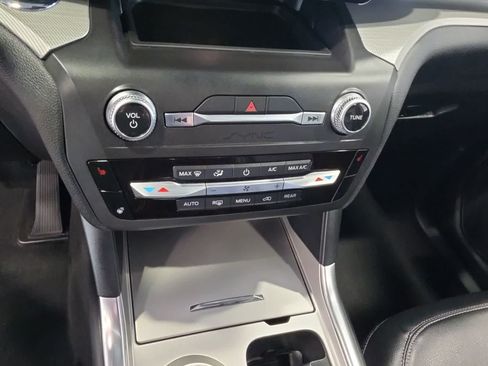 Used 2020 Ford Explorer XLT w/ Equipment Group 202A AWD/4WD image 31