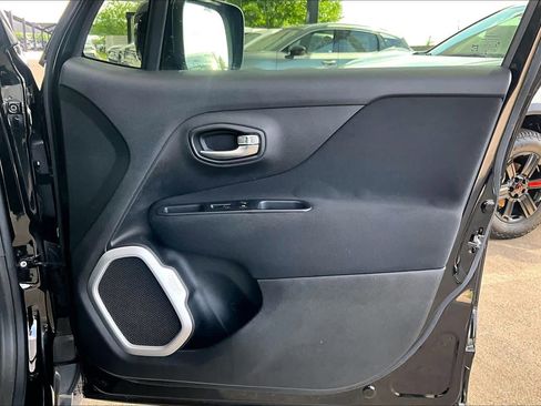 Used 2018 Jeep Renegade Latitude w/ Popular Equipment Group FWD image 22