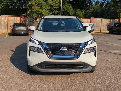 Used 2023 Nissan Rogue SV image 3