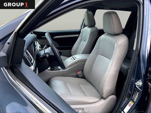 Used 2018 Toyota Highlander XLE w/ Carpet Mat Package (TMS) AWD/4WD image 9