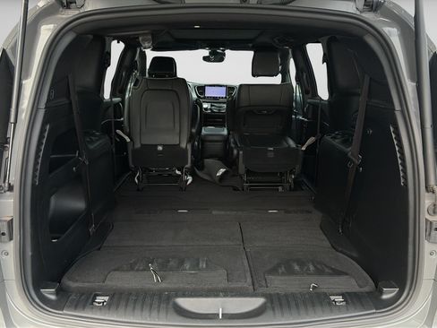 Used 2025 Chrysler Pacifica Limited FWD image 9
